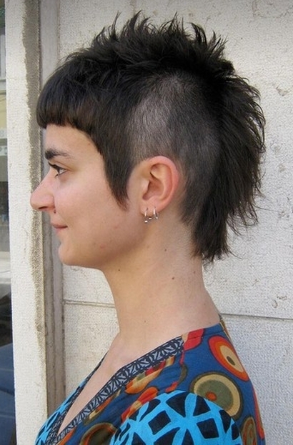 wygolony bok cieniowanej fryzury krótkiej, uczesanie damskie zdjęcie numer 170A